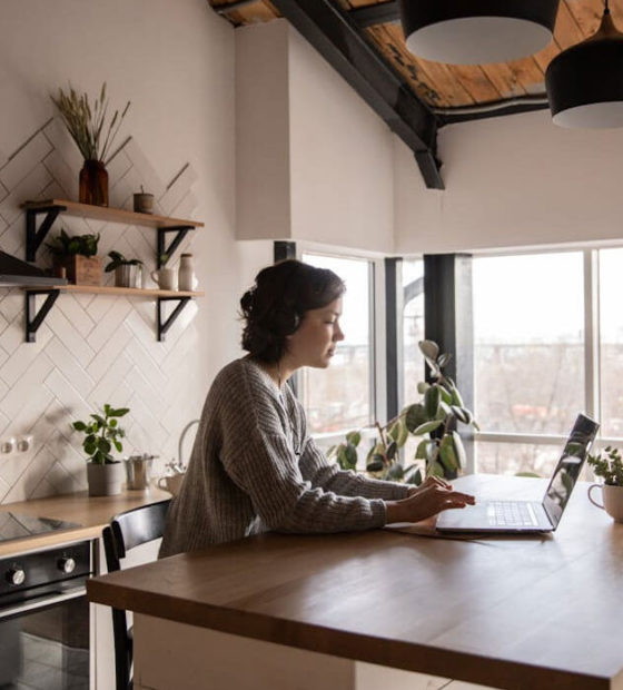 A hernia occurs when an internal organ or tissue pushes through a weak area of muscle or connective tissue. Hernias do not heal on their own and usually require surgical correction to prevent complications. Early assessment allows for simpler surgery and faster recovery.